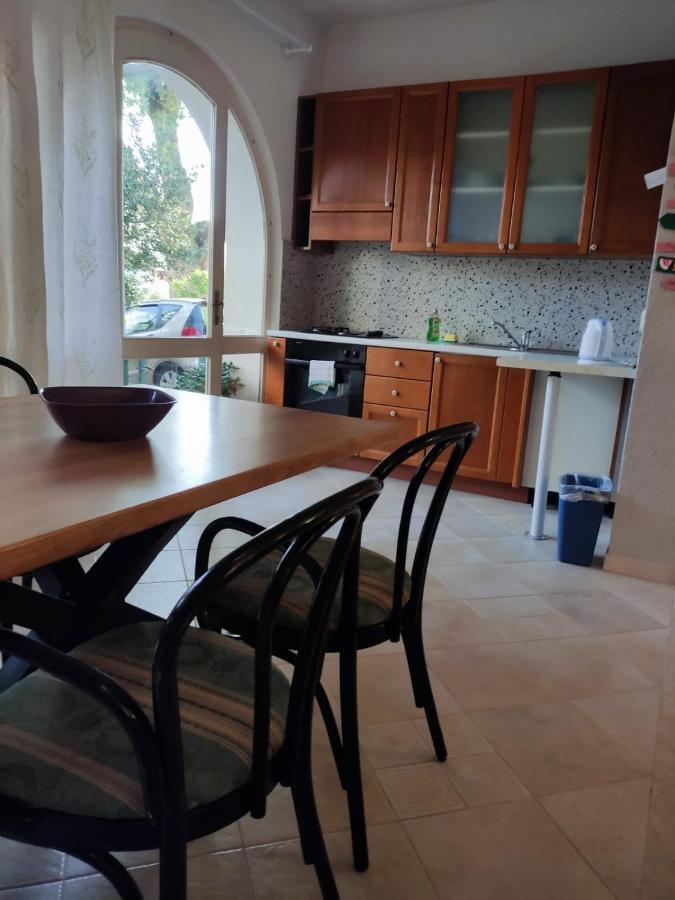 Holiday Home With Free Parking By The Beach Брела Экстерьер фото